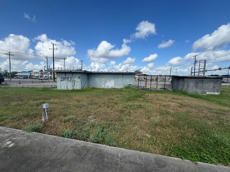 More Photos Of 108 S 8th St, Skidmore Service Station For Sale