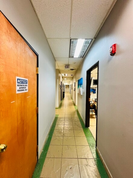 More Photos Of 10901 Garland Rd, Dallas Office For Sale