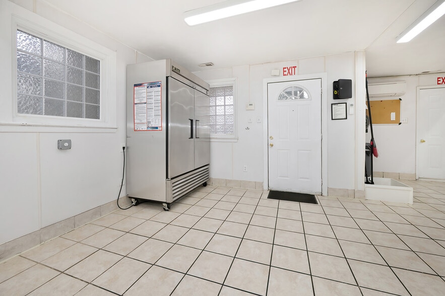 More Photos Of 1512 E Bayview Blvd, Norfolk Freestanding For Sale