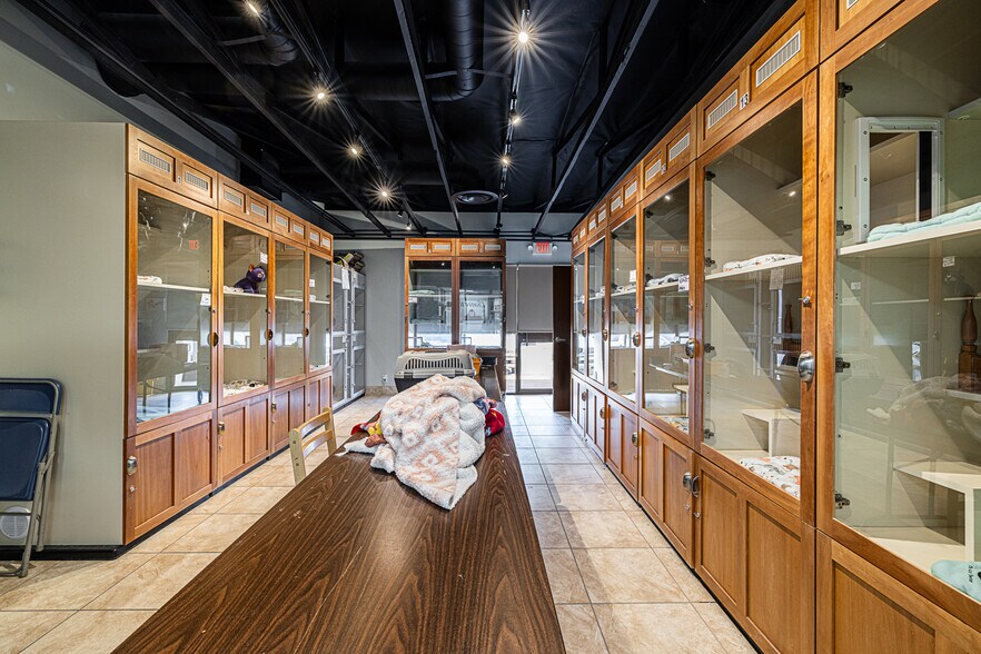 More Photos Of 26055 Bouquet Canyon Rd, Santa Clarita Veterinarian Kennel For Sale