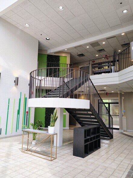 More Photos Of 9000 Cypress Green Dr, Jacksonville Office For Lease