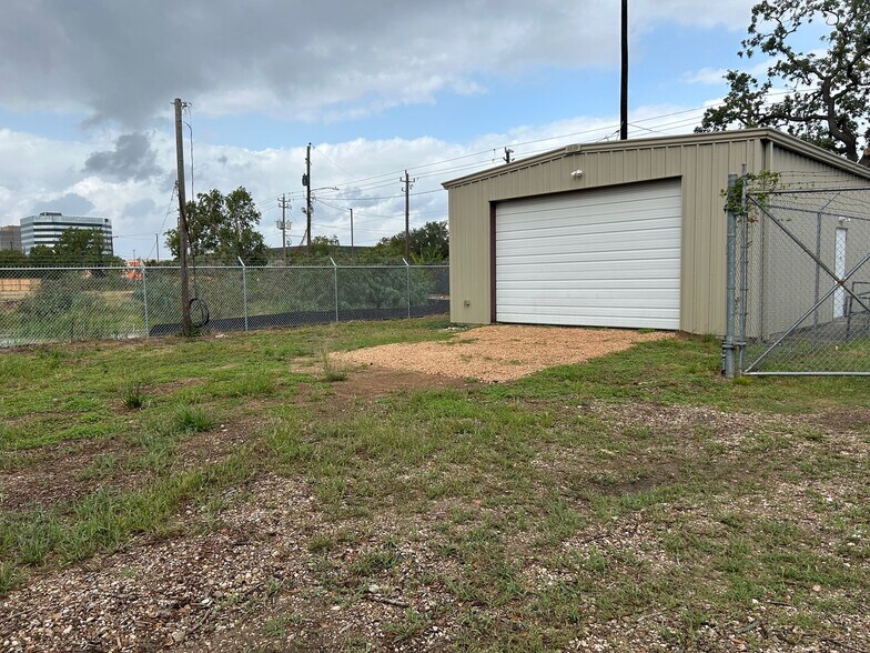 More Photos Of 844 27th st, Houston Flex For Lease