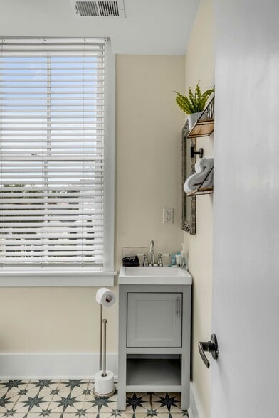 More Photos Of 140 Spring St, Charleston Hospitality For Sale