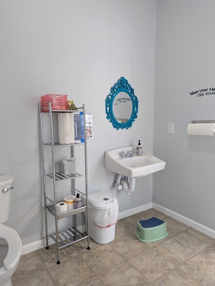 More Photos Of 1110 School st, Hillsboro Flex For Sale