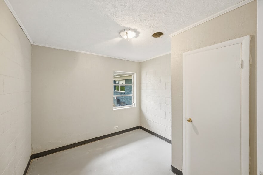 More Photos Of 105 Kentucky Ave S, Parsons Light Distribution For Sale