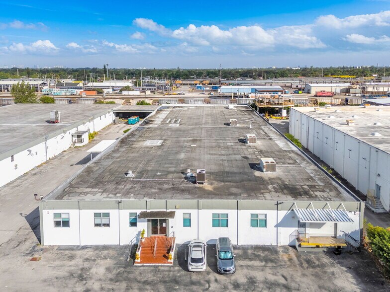 More Photos Of 3925 E 10th Ct, Hialeah Warehouse For Lease