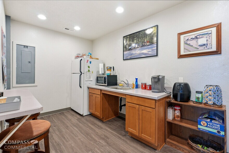 More Photos Of 188 W Sisters Park Dr, Sisters Warehouse For Sale