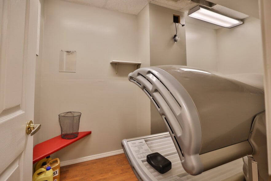 More Photos Of 107 N Bluff Rd, Collinsville Storefront For Sale