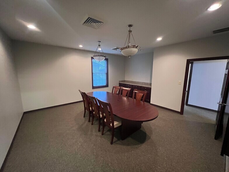 More Photos Of 1620 W Oak St, Zionsville Office For Lease