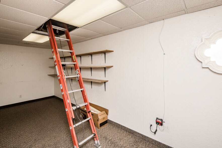 More Photos Of 951 Lake Havasu Ave N, Lake Havasu City Showroom For Sale