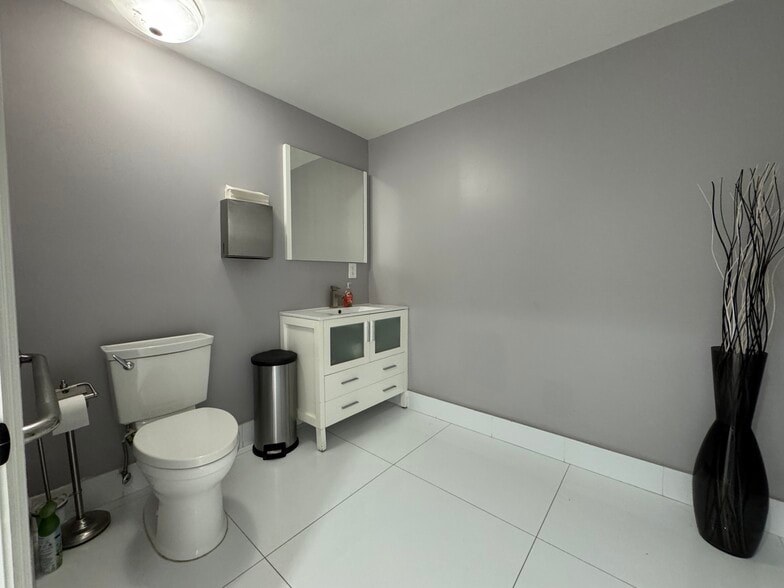 More Photos Of 1040 S Federal Hwy, Hollywood Office For Sale