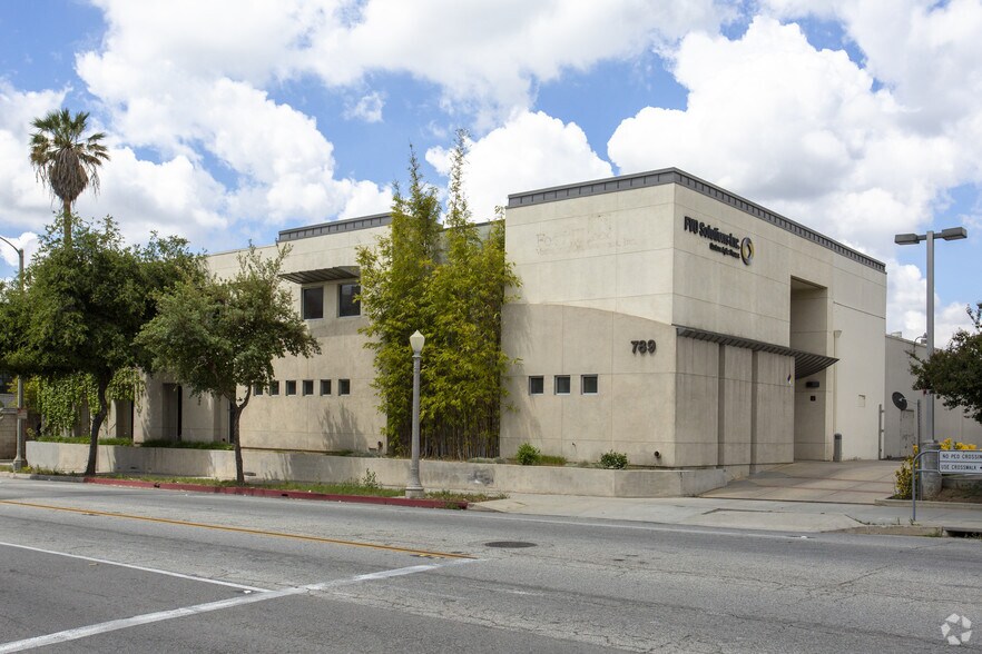 Primary Photo Of 789 Fair Oaks Ave, Pasadena Light Distribution For Lease