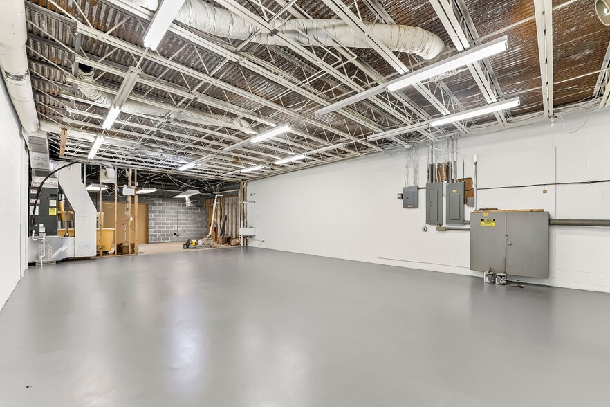More Photos Of 935 Chestnut St, Gap Showroom For Sale