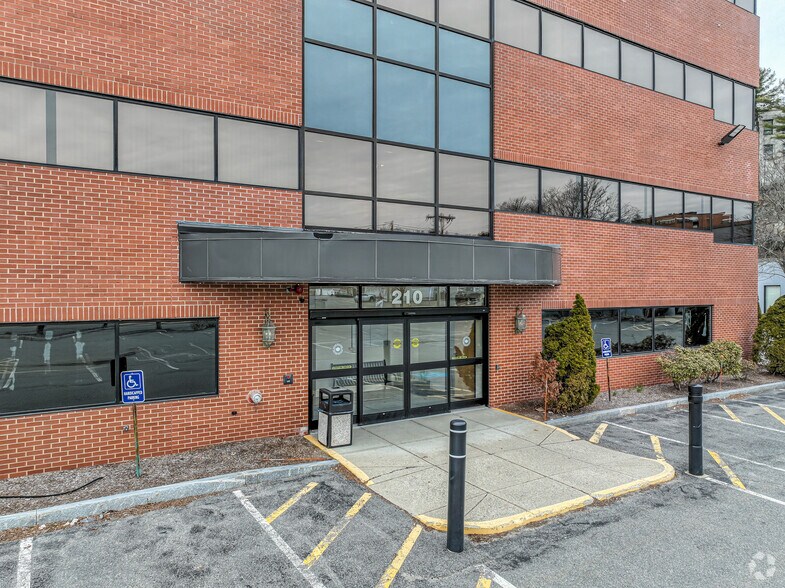More Photos Of 210 Bear Hill Rd, Waltham Medical For Lease