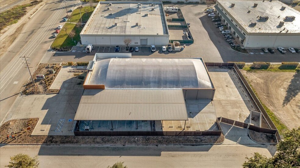 More Photos Of 10417 W Goshen Ave, Visalia Warehouse For Lease