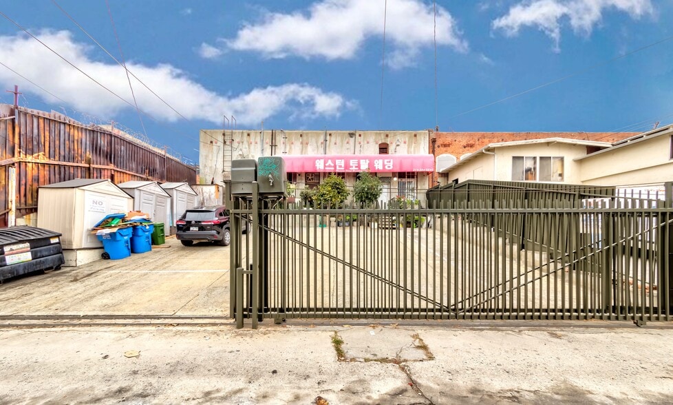 More Photos Of 119-123 S Western Ave, Los Angeles Storefront Retail Office For Lease