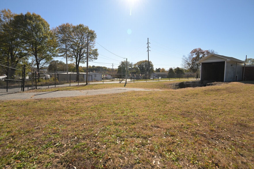More Photos Of 101 N Yates St, Gastonia Warehouse For Lease