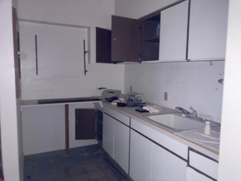 More Photos Of 8230 E Broadway Blvd, Tucson Medical For Sale