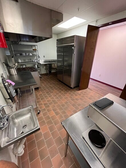 More Photos Of 1215 Anthony Dr, Anthony Medical For Lease