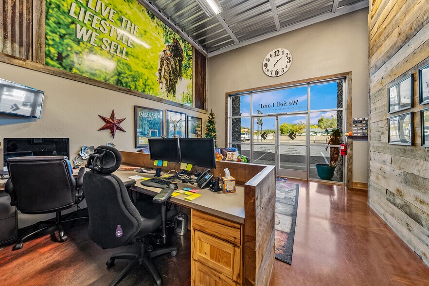 More Photos Of 3811 Crater Lake Hwy, Medford Warehouse For Sale