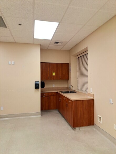 More Photos Of 9900 Stockdale Hwy, Bakersfield Medical For Sale