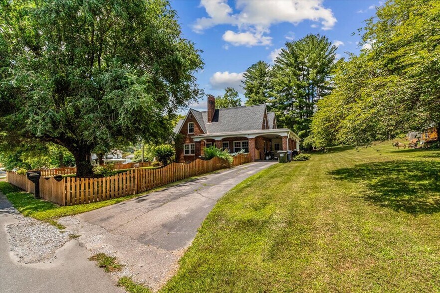 More Photos Of 506 W Main St, Burnsville Freestanding For Sale