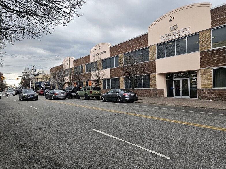 More Photos Of 154 Mineola Blvd, Mineola Storefront Retail Residential For Lease