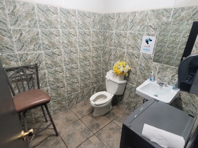 More Photos Of 953 E Sahara Ave, Las Vegas Storefront For Sale