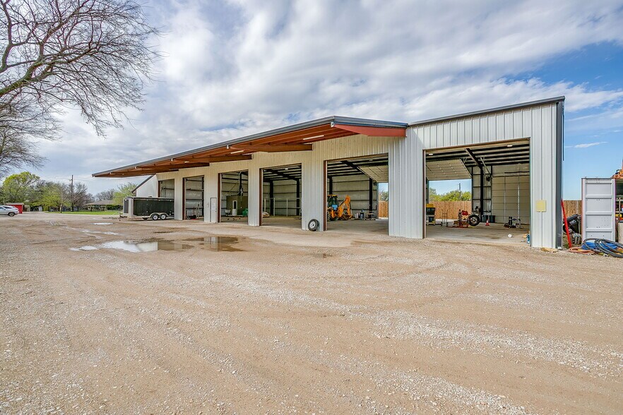 More Photos Of 1650 Staree Ln, Saginaw Flex For Lease