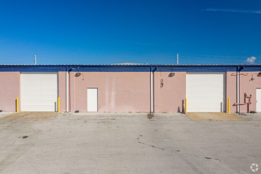 More Photos Of 3350 Hanson St, Fort Myers Warehouse For Lease