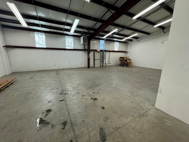 More Photos Of 3702 Neal Dr, Knoxville Light Manufacturing For Lease