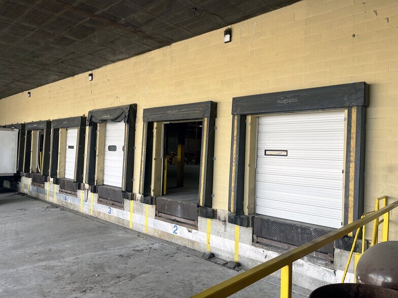 More Photos Of 1000 S Elmwood Dr, Mexico Warehouse For Lease