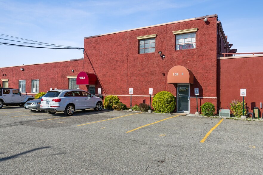 More Photos Of 108-122 New South Rd, Hicksville Warehouse For Lease