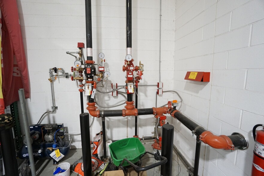 More Photos Of 104 Butterfield Rd, Yakima General Retail For Sale