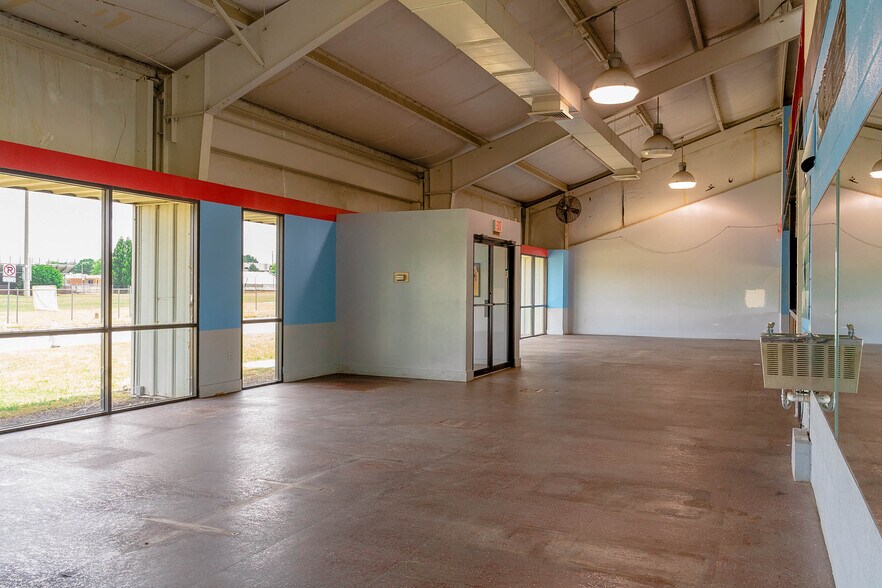 More Photos Of 7495 Old Hickory Dr, Mechanicsville Flex For Lease