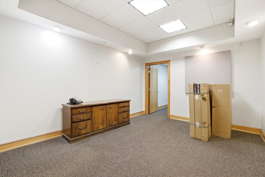 More Photos Of 8 Chestnut Dr, Bedford Office For Sale