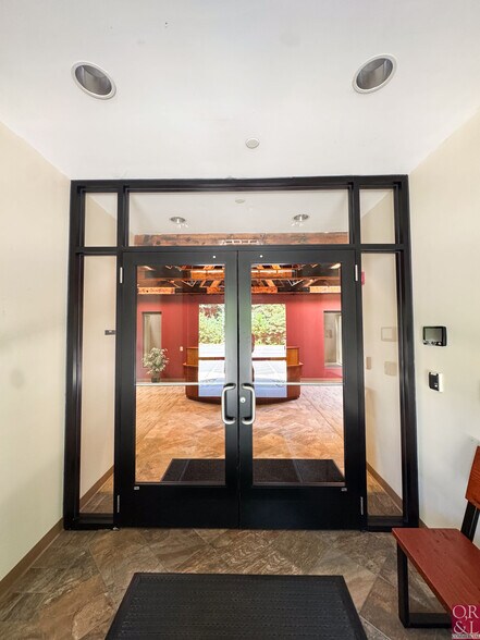 More Photos Of 103R Old Windsor Rd, Bloomfield Warehouse For Lease