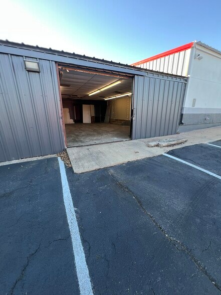 More Photos Of 2924 W Division St, Arlington Unknown For Lease