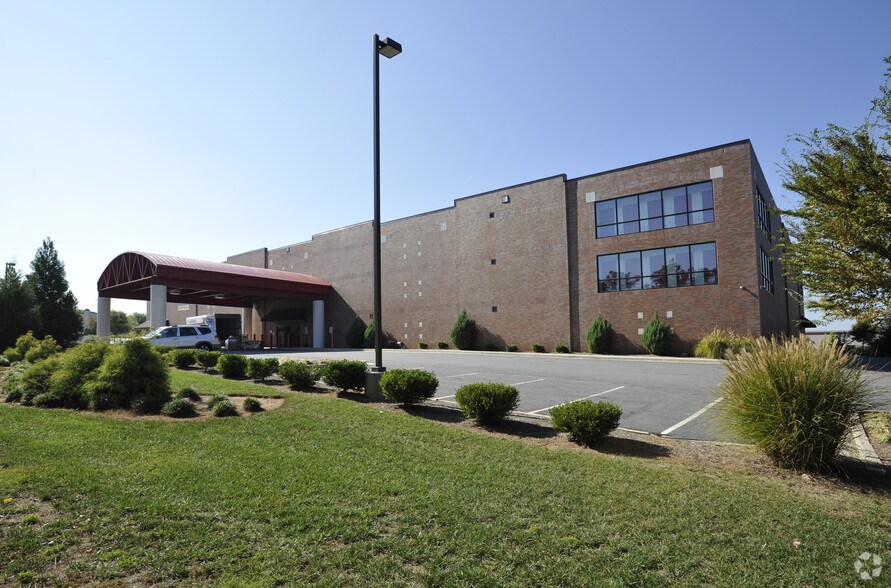 More Photos Of 1125 Roberts Blvd, Kennesaw Self Storage For Lease