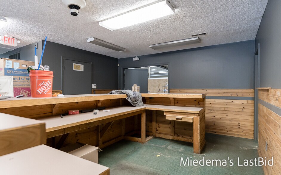 More Photos Of 409 Lentz Ct, Lansing Auto Repair For Sale