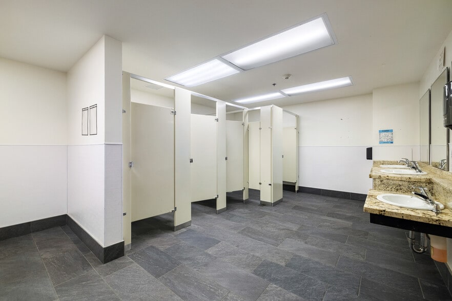 More Photos Of 44339 Beech Ave, Lancaster Schools For Lease