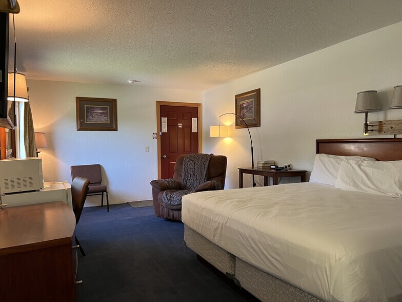 More Photos Of 821 E 7th St, Platte Hotel For Sale