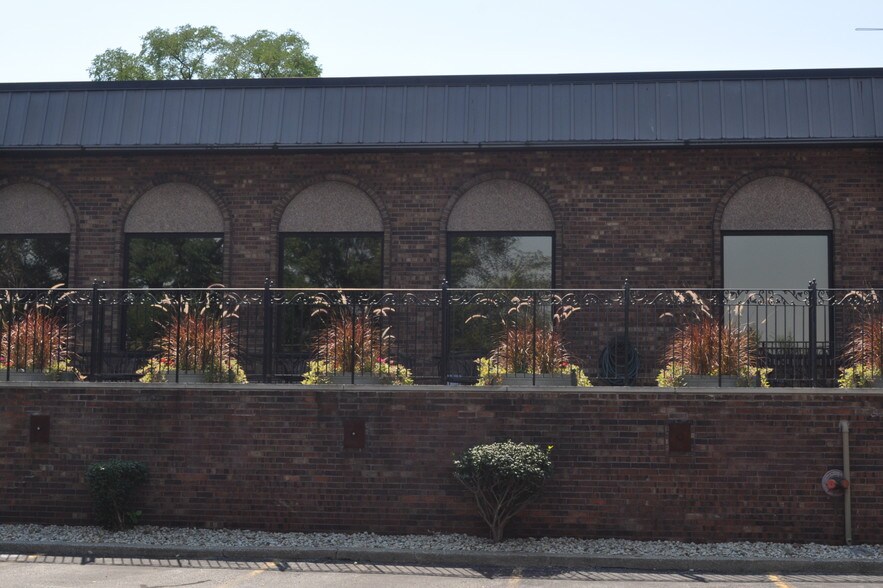 More Photos Of 2833 Lincoln St, Highland Office For Lease