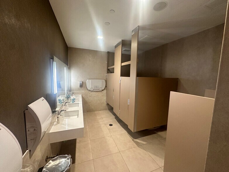 More Photos Of 300 Schermerhorn St, Brooklyn Hotel For Lease