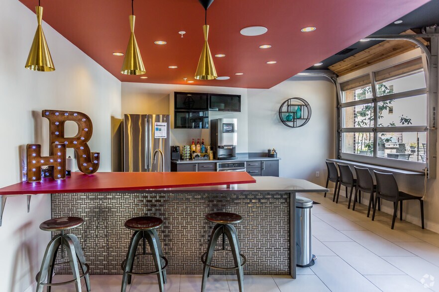 More Photos Of 395 S Highland St, Memphis Apartments For Lease