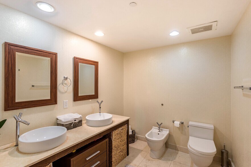 More Photos Of 5020 Biscayne Blvd, Miami Movie Radio TVStudio For Sale