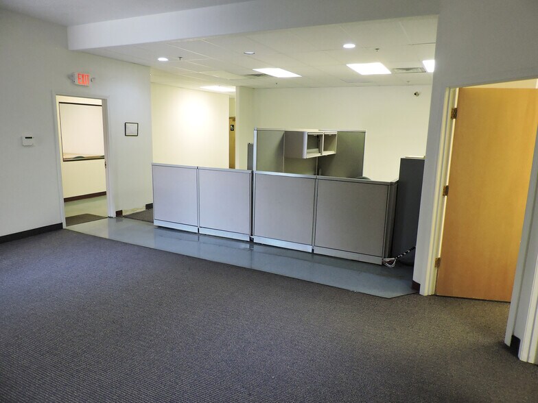 More Photos Of 500 S Willard St, Cottonwood Distribution For Lease
