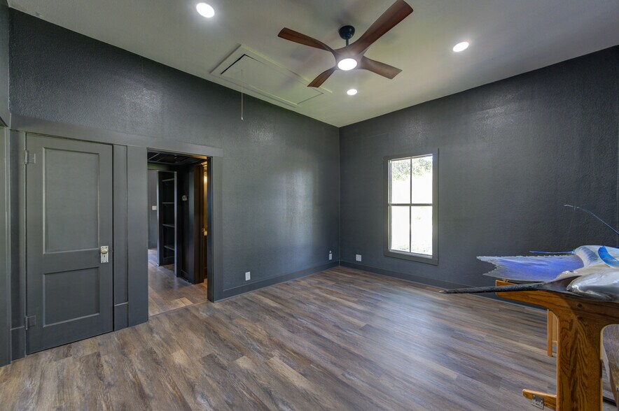 More Photos Of 602 E Myrtle St, Angleton Office Residential For Sale