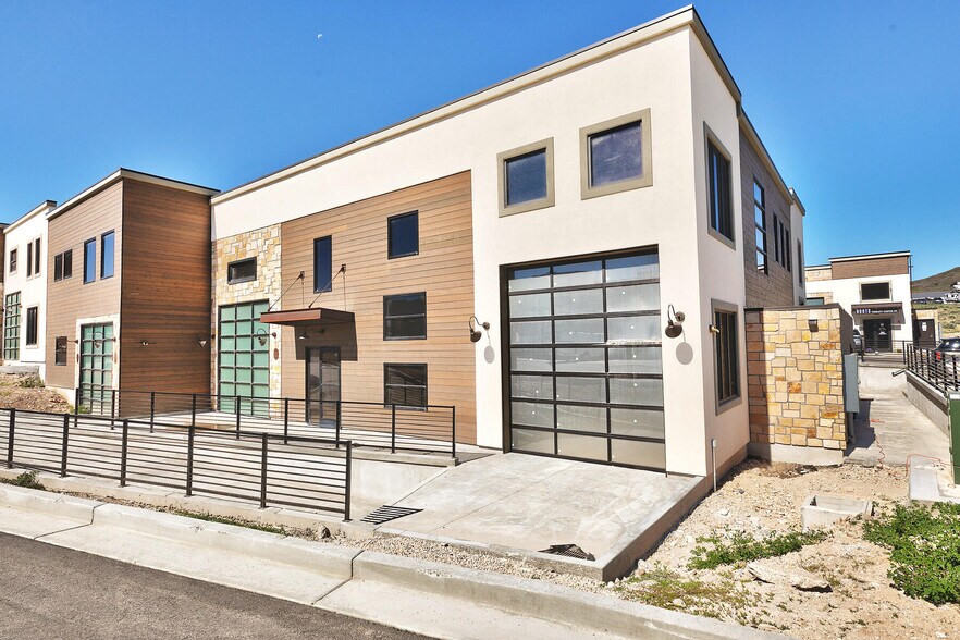 More Photos Of 4554 Forestdale Dr, Park City Light Manufacturing For Sale
