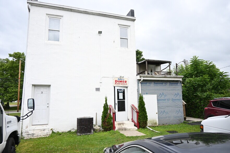 More Photos Of 937 W Wooster Rd, Barberton Storefront Retail Residential For Sale